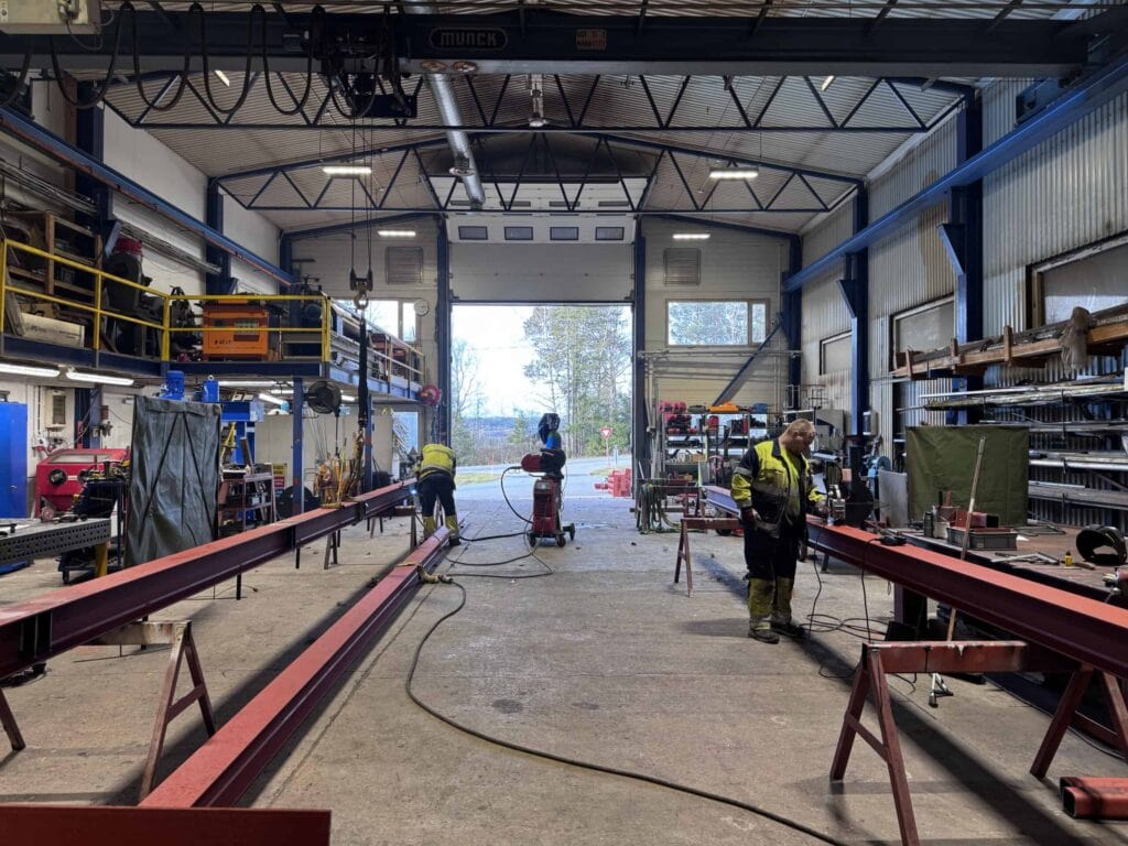 Serviceverksted med utsyr for industriservice og vedlikehold, arbeidsmiljø og verneutstyr.