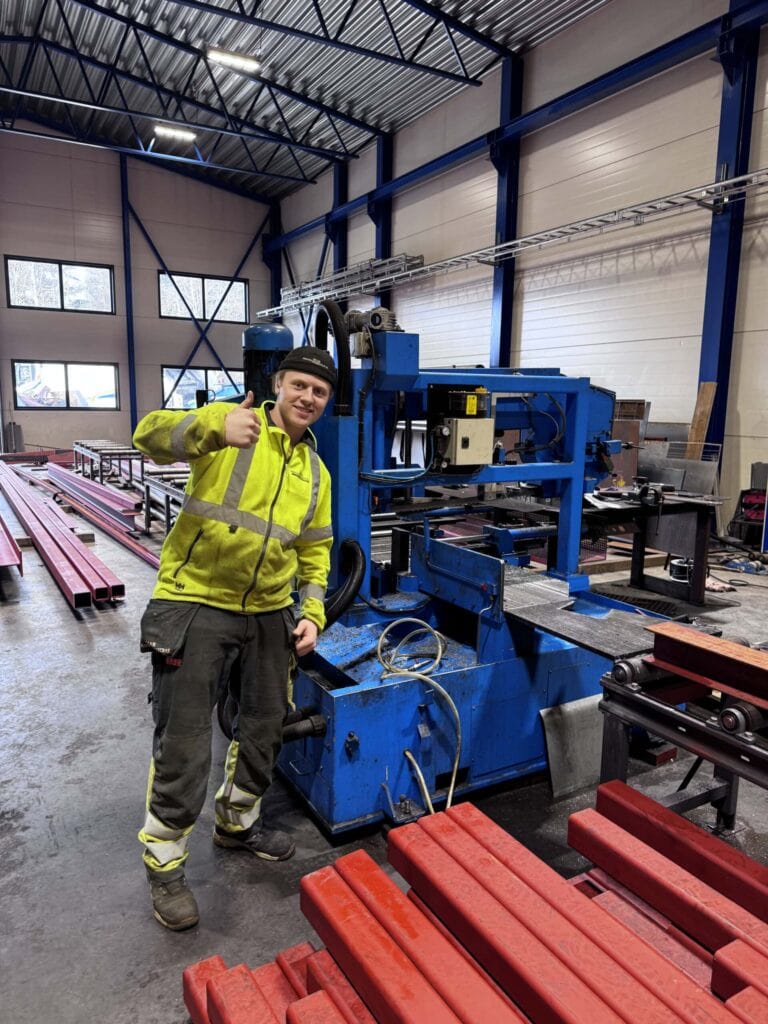 Manipulant med industrimaskin på SKAR Industriservice AS.