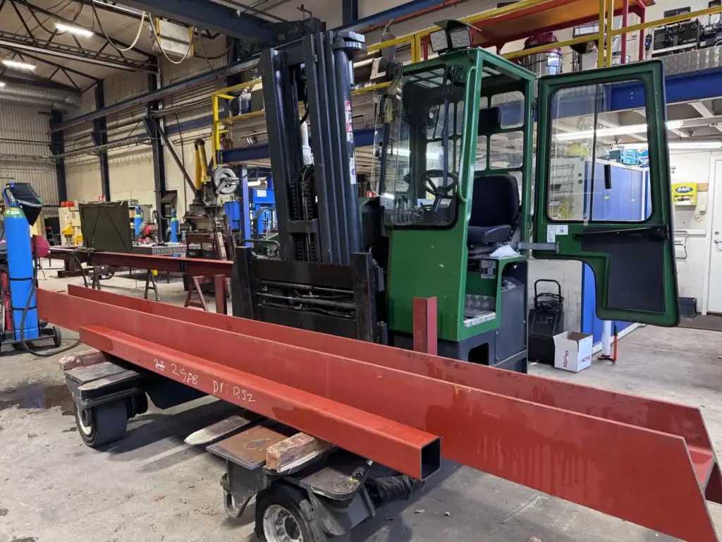 Ladestabler med gaffeltruck i industrilager.